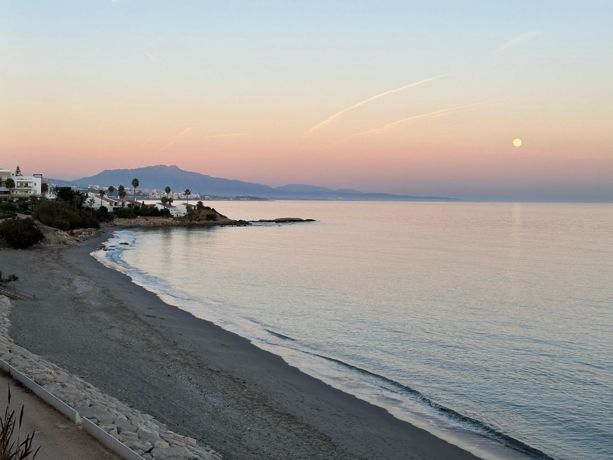Beachfront, Top Floor Corner 2-Bed, Estepona Paseo Lejlighed Eksteriør billede