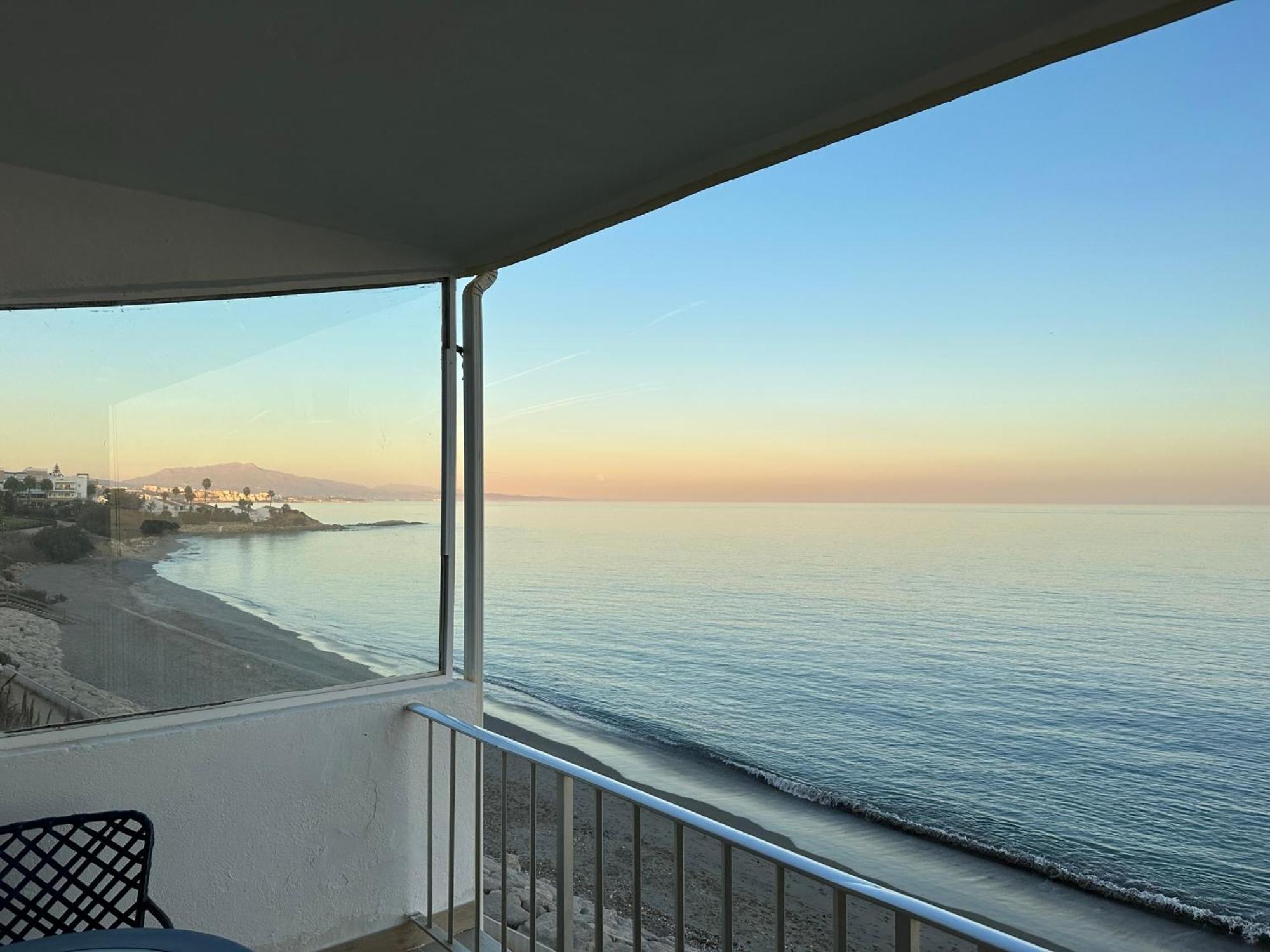 Beachfront, Top Floor Corner 2-Bed, Estepona Paseo Lejlighed Eksteriør billede