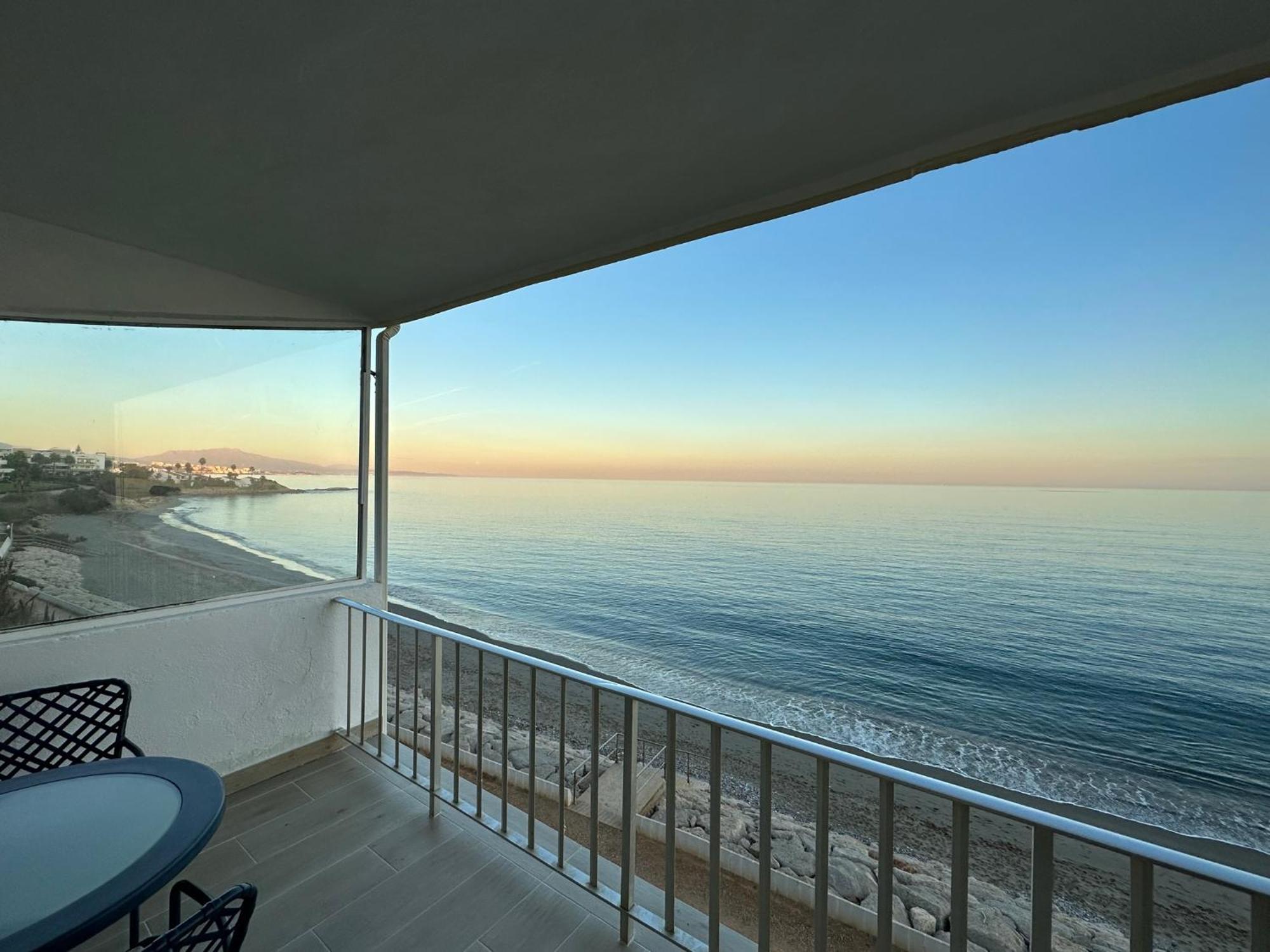 Beachfront, Top Floor Corner 2-Bed, Estepona Paseo Lejlighed Eksteriør billede